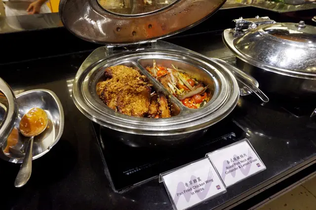 泰式燒豬頸肉、香草雞翼