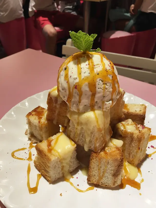 黑松露吐司粒粒山 (黑松露雪糕、焗吐司山、焦糖醬)