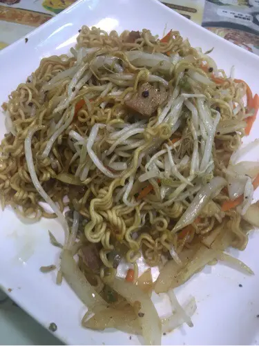 黑椒豬頸肉炒公仔麵