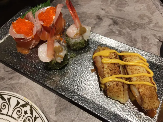 花之戀人,三文魚腩鮮甜肥美,配上卜卜脆的蟹籽,絕對媲美得上壽司專門店的花之戀呢!