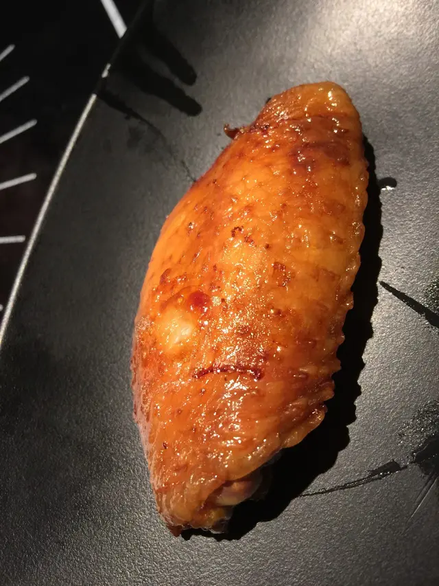 如果不太喜歡煎炸食物,那醬燒雞翼就最好不過了!
沒有點兒炸雞翼的熱氣口感,醬燒得入味,肉質鮮嫩多汁💦