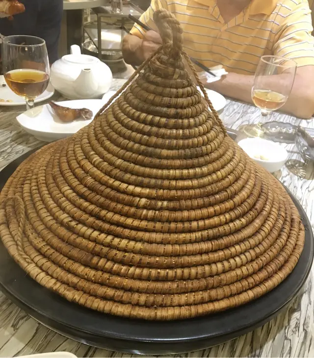 蒸氣石鍋以是草帽用作鍋蓋