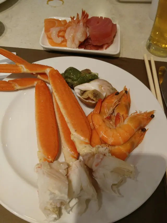 松葉蟹,翡翠螺,蝦,刺身(甜蝦,三文魚,吞拿魚,八瓜魚)