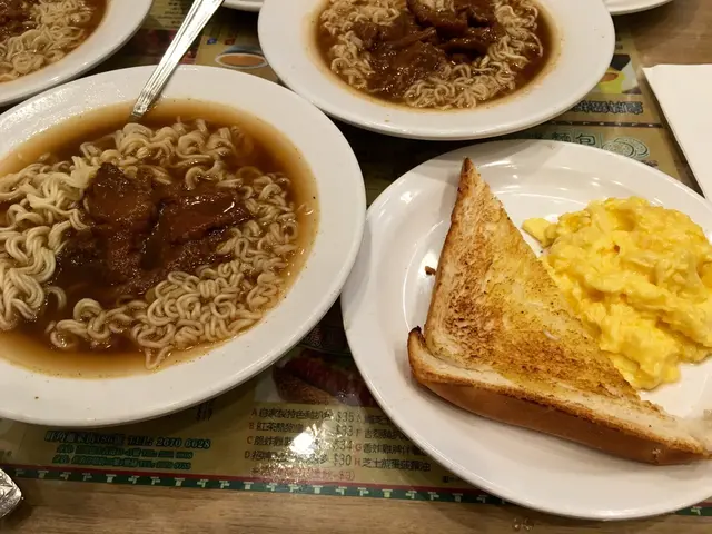 厚多士炒蛋、沙嗲牛肉公仔麵