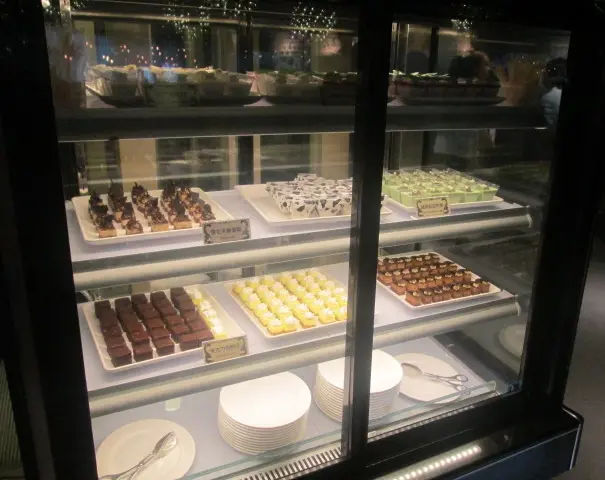 放滿多款甜品的凍櫃