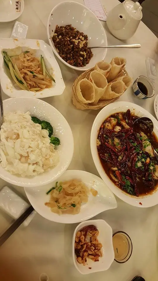 榨菜肉末(叉子燒餅三件)＂唔知點解比左６件我地，我地得４個人，當都都計錢＂， 瑤柱賽螃蟹，砂鍋雲吞雞(半隻)，蔥油海蜇，小籠包，雞絲拌粉皮，北京蔥油餅，天府水煮魚片