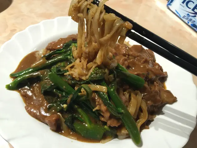 每條河粉都掛滿醬汁,
濃香的沙嗲醬,帶有微微的花生香味,
均勻地沾上每一條幼滑的河粉,
牛肉又鮮嫩軟化,鑊氣十足!👍🏻