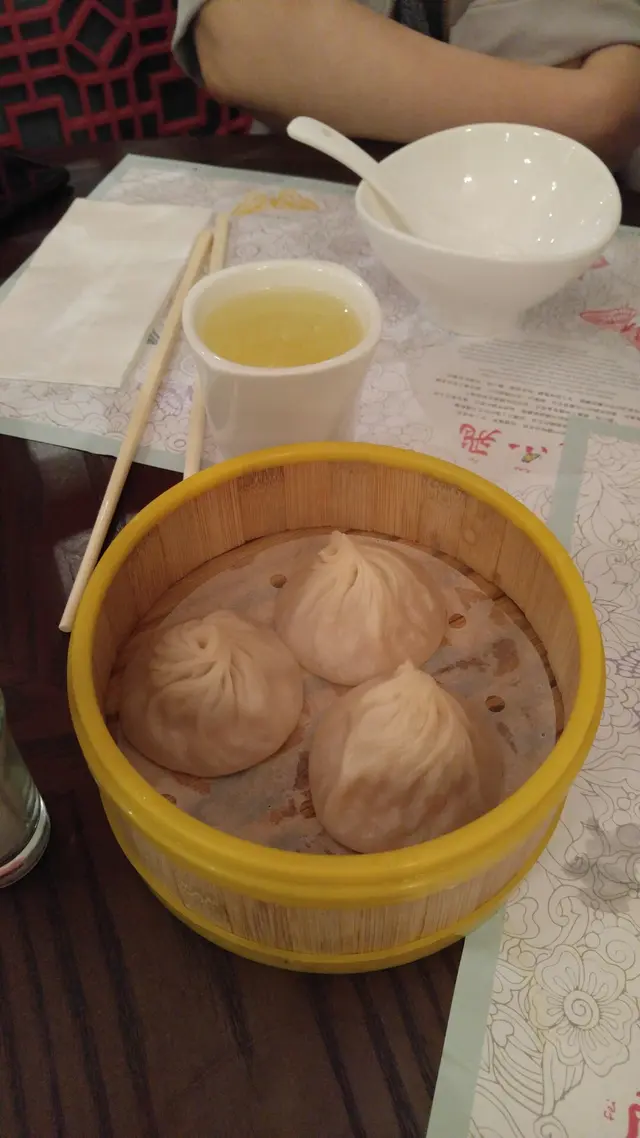 肉汁清淡,但富肉香,肉碎質感有小小趙頭,配上薑撕陳醋,味道一流