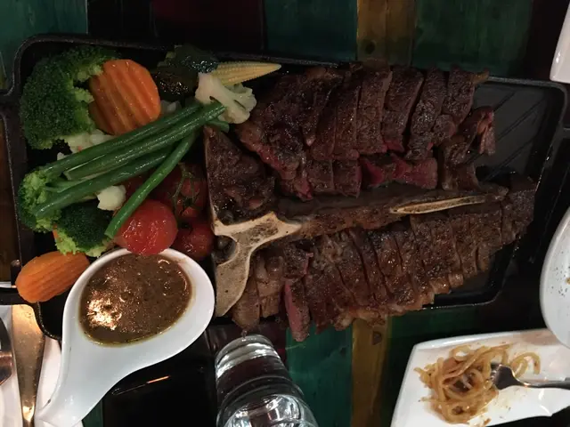 個T骨非常好食，一半係西冷，一半係牛柳，西冷有口感，牛柳夠曬淋，師父煮得岩岩好，非常好食。