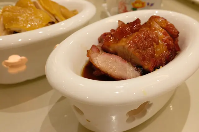 肥瘦適中嘅叉燒，用小燭台暖住，放耐少少都唔怕凍。