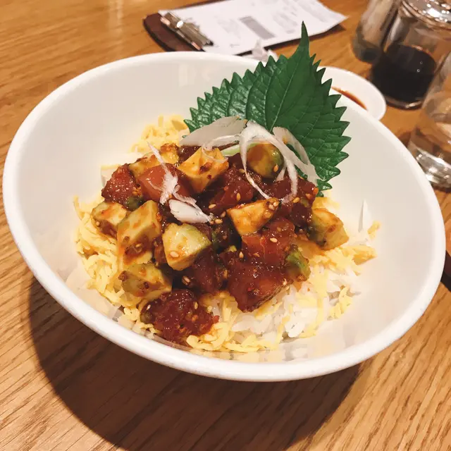 辛辣牛油果吞拿魚丼
