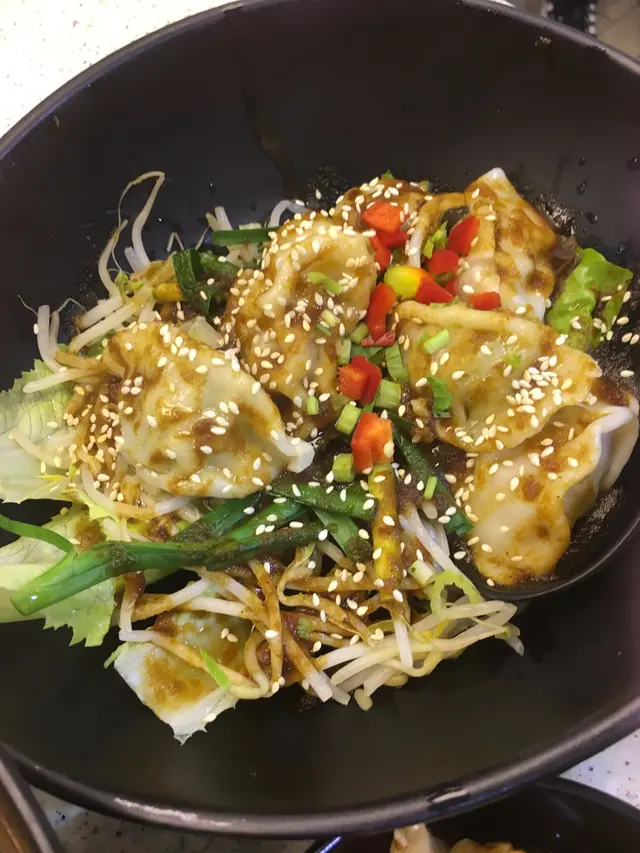 無湯鴛鴦餃子、拌麻椒汁（韭菜豬肉餃子同椰菜豬肉餃子）