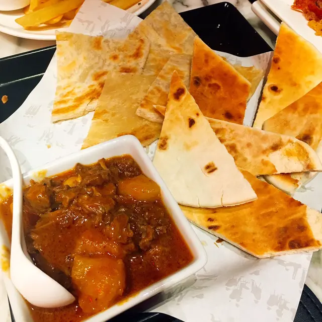 咖喱牛腩配薄餅