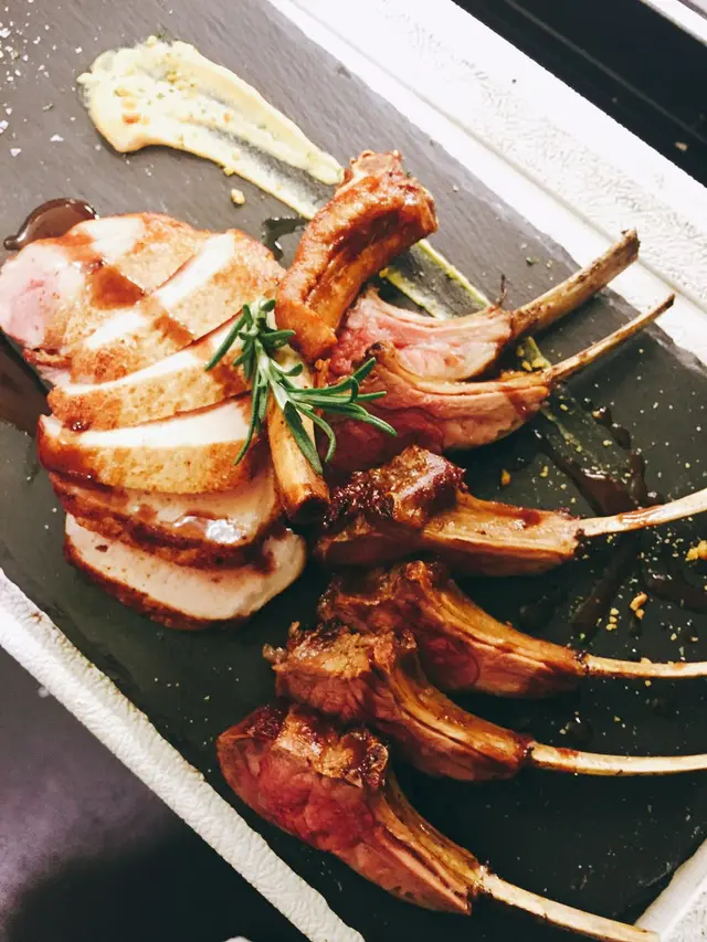 黑毛豬扒外面香脆無over cook，肉質嫩滑，羊架味道可以，本身不太好羊