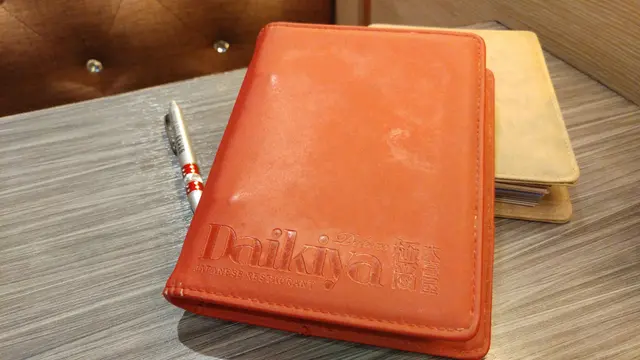 甫一坐下，便忙着剔選喜愛的食物