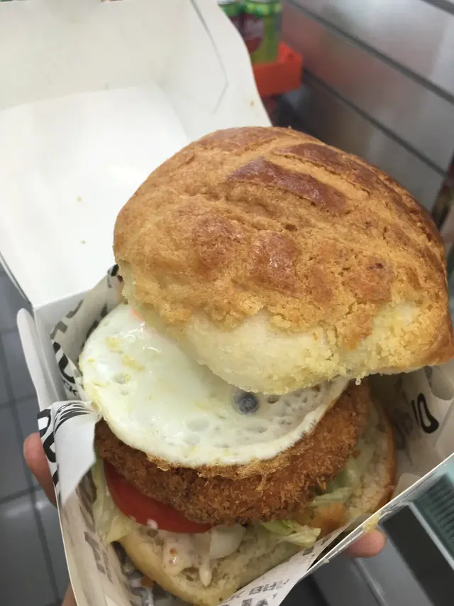 自家制蟹餅漢堡超正，日本蛋，沙津醬甜甜地
