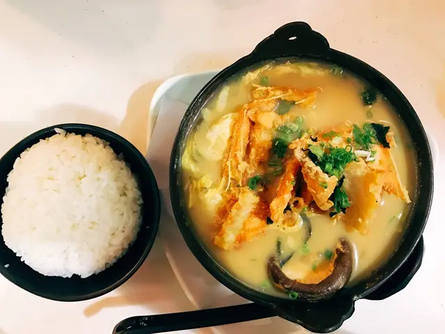 韓式泡菜鍋三文魚骨腩定食