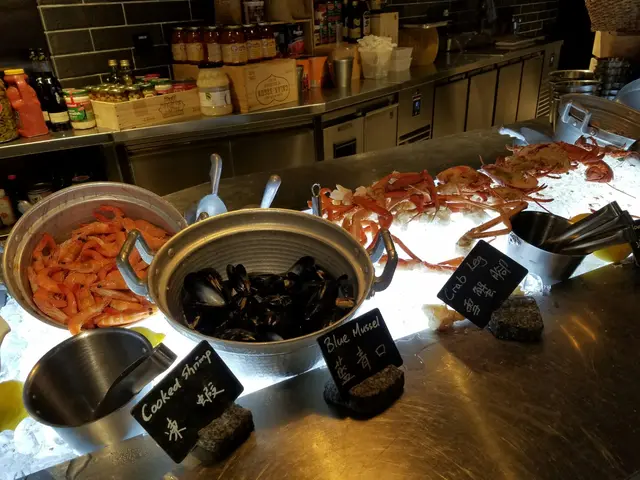 大量龍蝦，長腳蟹腳，青口，螺，海蝦，全部都十分清甜，啖啖海水味，外殼都預早夾了裂痕輕輕一拉即開而且肉厚，食唔停丫，十分。