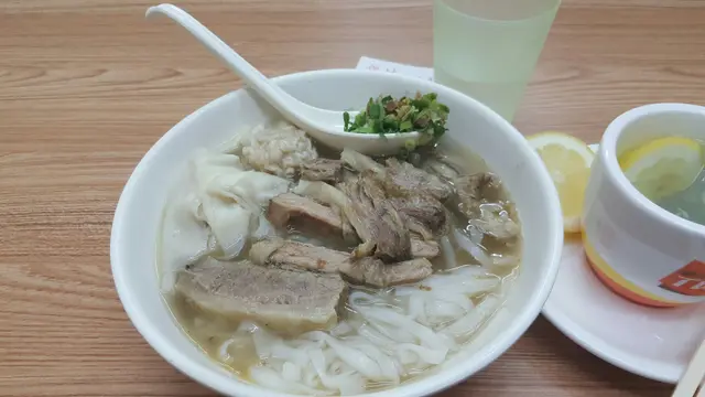 雲吞河係我至愛。正。雲吞啲蝦落足，而且爽口彈牙。唔似平時出面果啲諗“芝芝”，一啲都唔新鮮。最驚喜係它啲牛腩，係諗喎，係入味喎~最緊要係，成10件咁多，我食極都仲有既?！😋