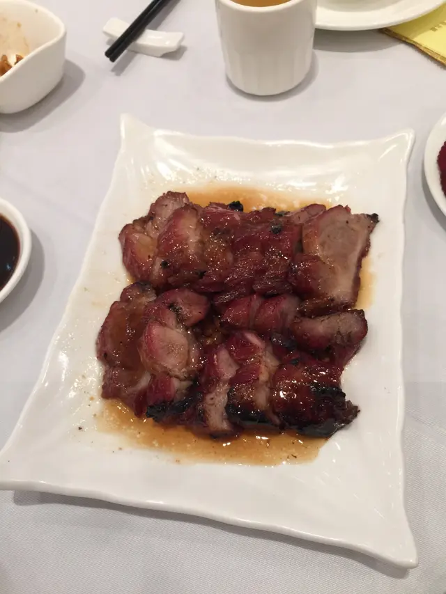 煙韌厚身的叉燒，吃上來富有肉汁，賣相十分整齊