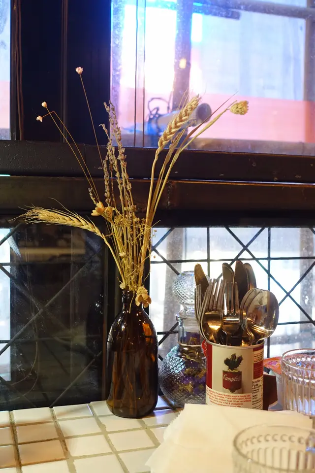 白色瓷磚砌成的桌面