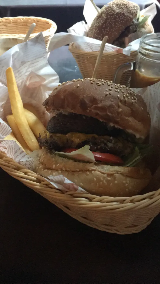 烤焗蘑菇漢堡配薯條