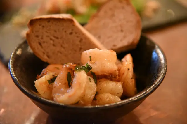 香辣蒜片牛油炒虎蝦配多士