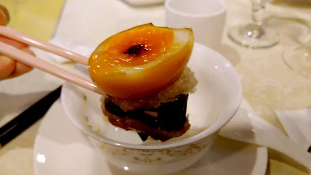 茶燻流心蛋伴黑魚子醬配厚切茄子