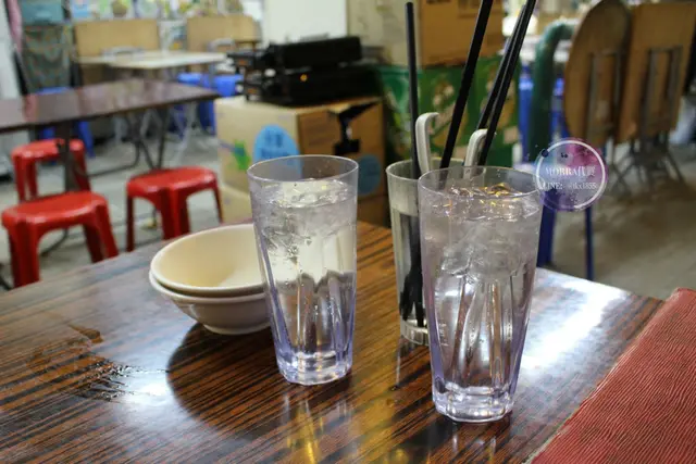 貼心的附上冰飲水以及滾水讓餐具過水