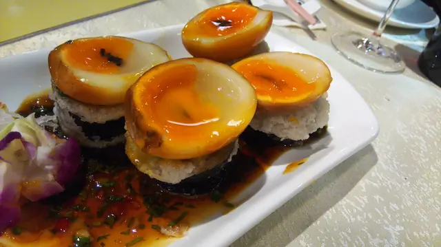 茶燻流心蛋伴黑魚子醬配厚切茄子