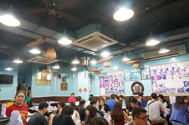 這天晚上竟難得沒有輪候的人龍,如此難得的機會,是時候試試小曼谷的水準了。