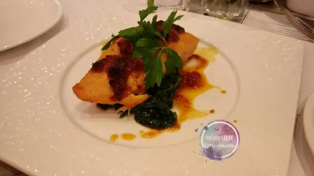 墊底濕淋的菠菜與上頭乾硬的鮭魚不搭