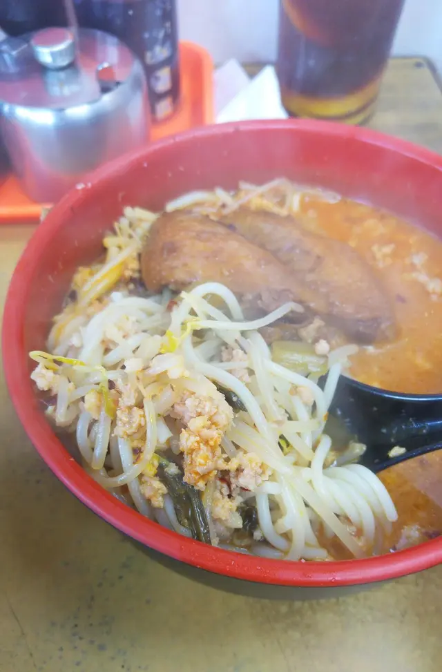 米線份量感覺較酸辣那碗小一點。 質感同樣不糊爛, 保持一定彈性