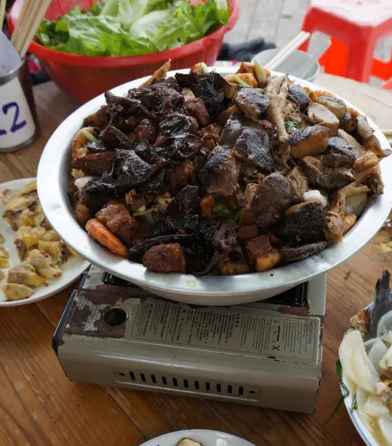 盤菜 ($950/細, 附送咸雞半隻及生菜)