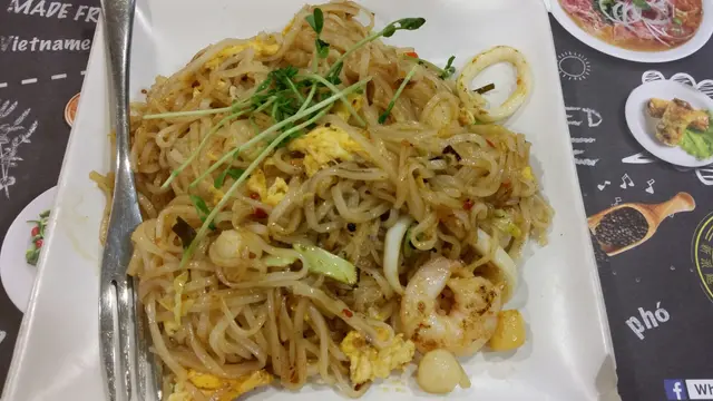 冬蔭功海鮮炒金邊粉