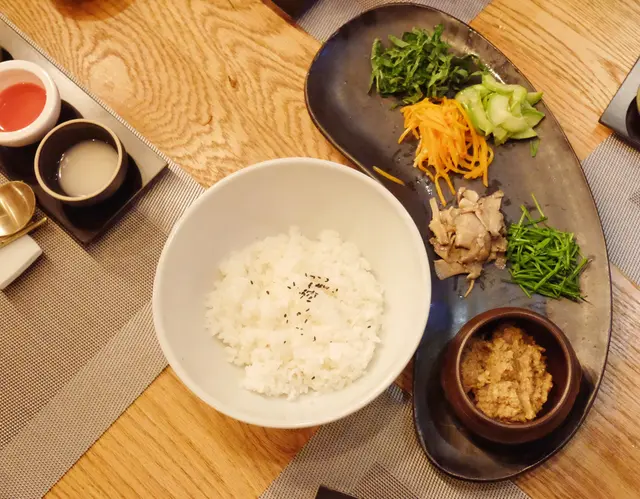 韓國山野菜拌飯配大醬