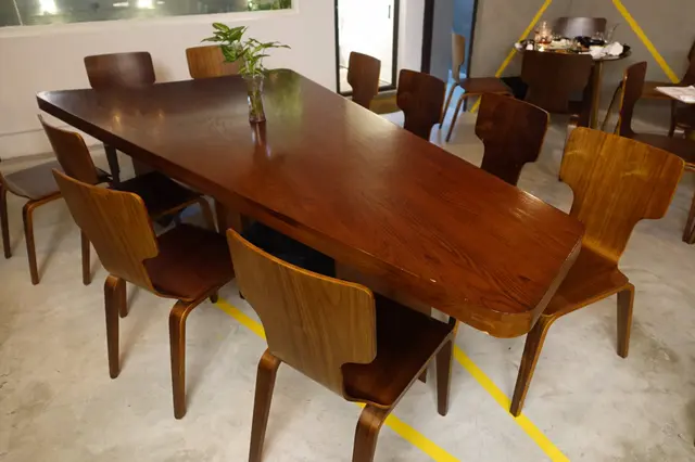 其中一張枱呈三角形，就好像店名的 Logo，成為店中亮點！