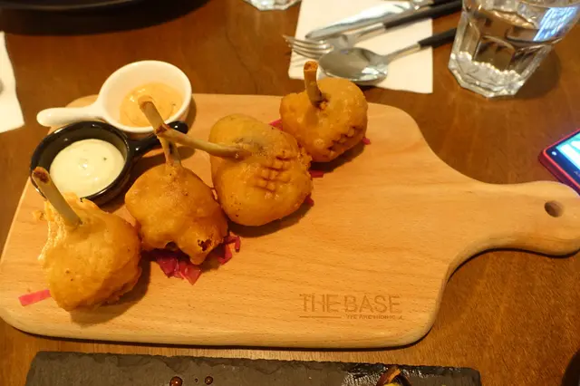 師傅巧妙地把雞翼去了一條骨,釀入蝦肉,外型做到成粒珍寶珠