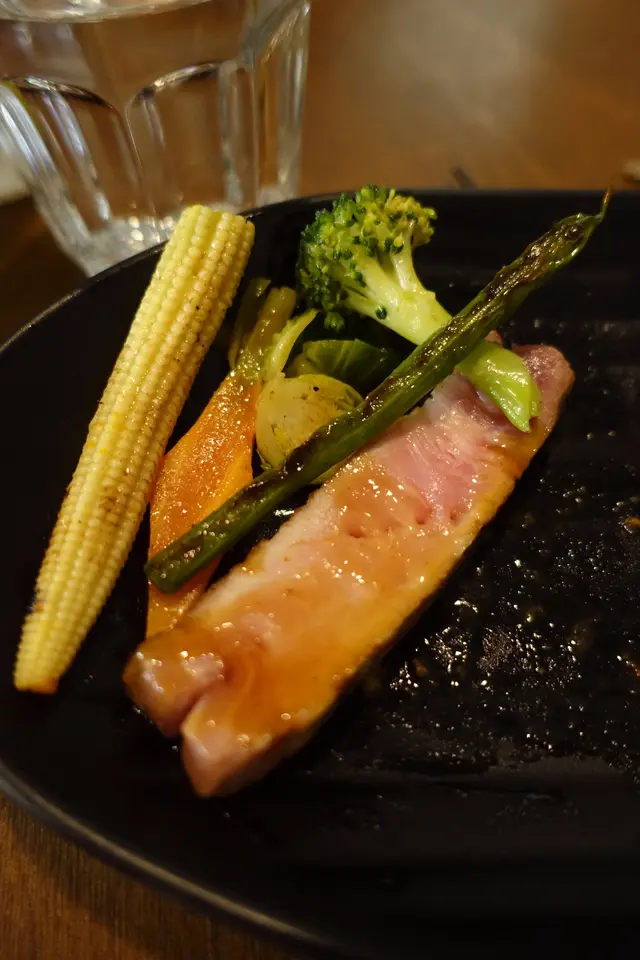 慢煮豬鞍約八成熟，保持水份鎖住肉汁，粉嫩的肉質肉嫩多汁！