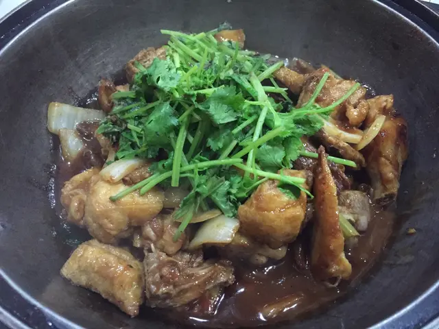 送到過嚟熱辣辣，真係好正！！ 雖然我哋冇叫到辣，但係呢個汁已經好惹味，有好多雞同豆卜，啱晒我哋，食唔停口，推介！！