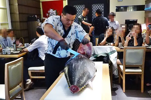 即場表演剖吞拿魚