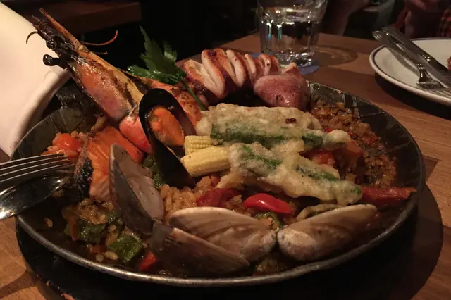 三文魚扒配海鮮新奧爾良焗飯