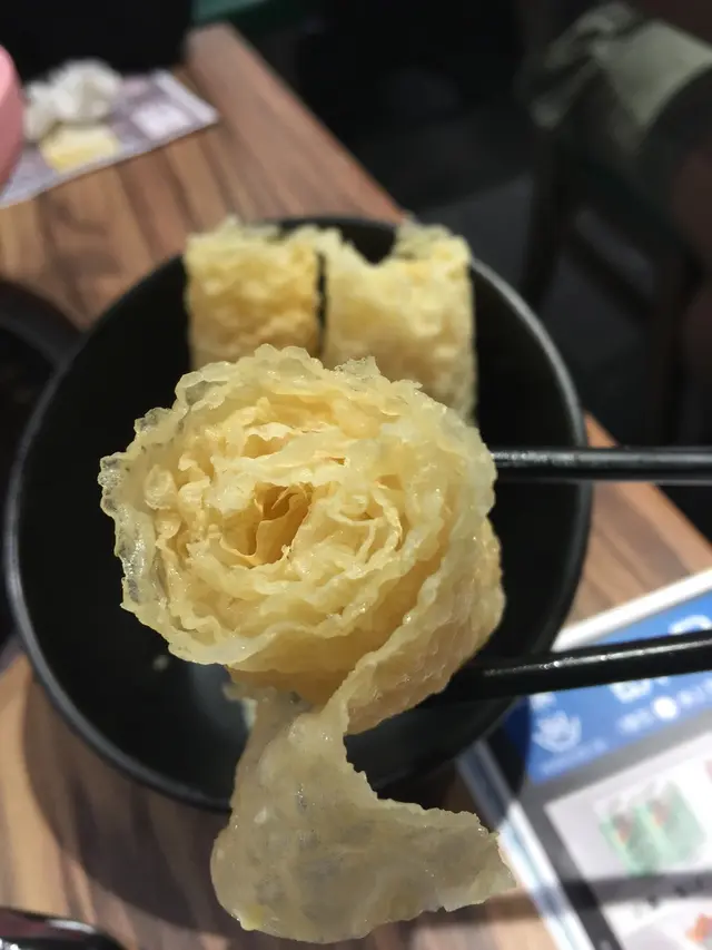 涮完之後外皮微軟,裡面仍然保持香脆,
而且裡面的層數不少,相當有口感呢!😬