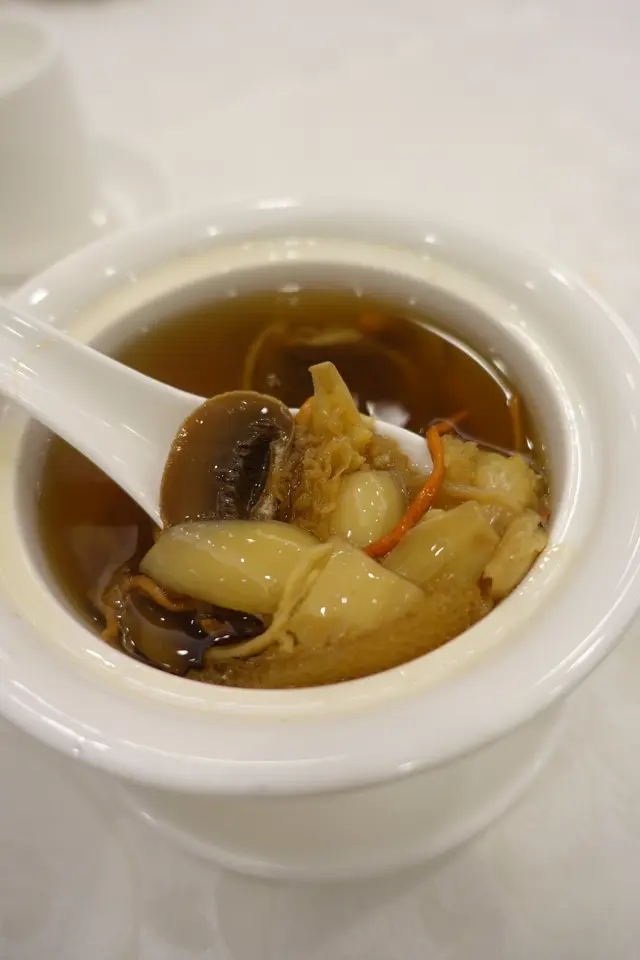 雜菌帶出濃郁菌味，蟲草花口感煙韌，配合竹笙及百合，好足料！