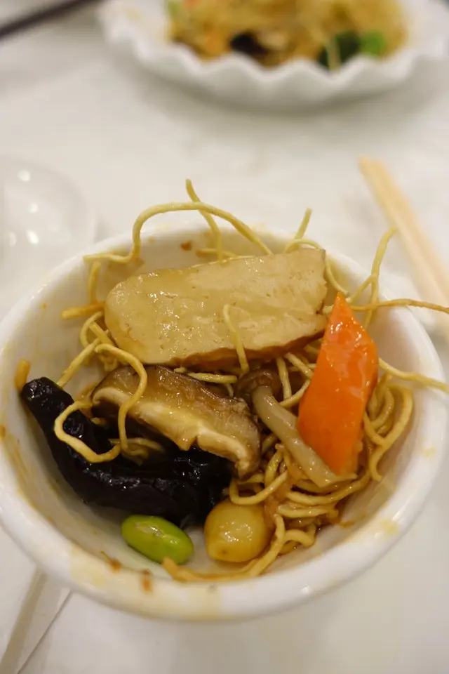 炒麵香口鬆脆，羅漢齋份量十足！