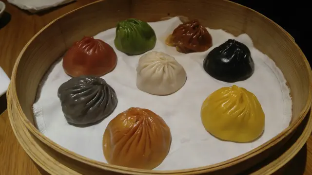 8種顏色8種味道， 本身皮都算薄，肉汁方面係ok， 但係個肉質就略為蒸過火， 食落去有啲實