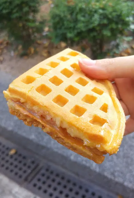 厚身格仔餅兩邊對摺, 像三文治般