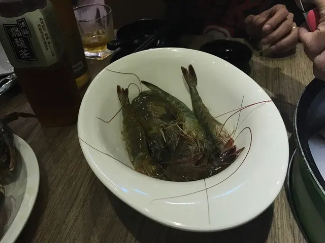 侍應提醒落蝦後，要即刻蓋煲蓋，因為新鮮驚會跳岀來😂