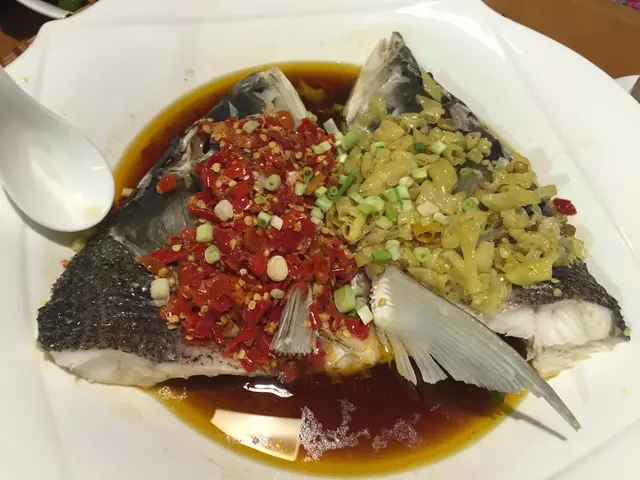 送到上嚟原來咁大份,魚頭鋪滿兩種唔同嘅辣椒,魚肉好滑非常香同新鮮,完全冇腥味,個汁都係重點,撈飯食勁正!! 好味!! 必食!!