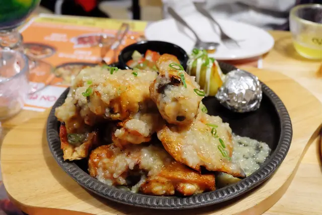 蒜蓉食落有少少甜 烤雞肉不會太老  還有焗薯同圾雞蛋一隻 仲有切碎左嘅蕃茄沙律半菜 但我還是鍾意食玫瑰芝士女神多啲